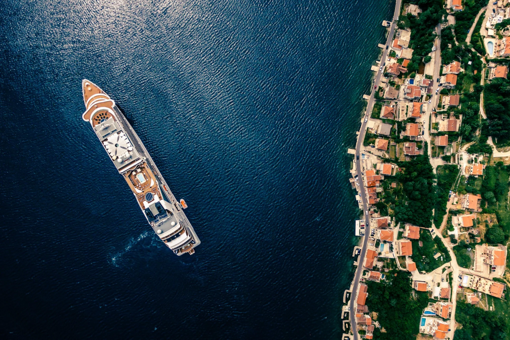 Vue aérienne d’un yacht sur l’eau bleue près du rivage des Bouches de Kotor